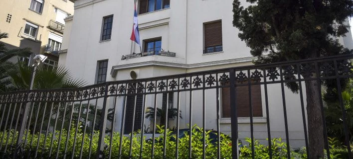 Ποιος είναι ο άνδρας που εισέβαλε στην πρεσβεία της Σερβίας -Είχε μαχαίρια και μπιτόνι με πετρέλαιο